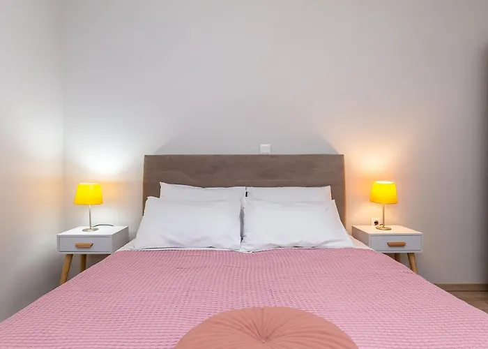 Nightingale & Corfu Gazátika