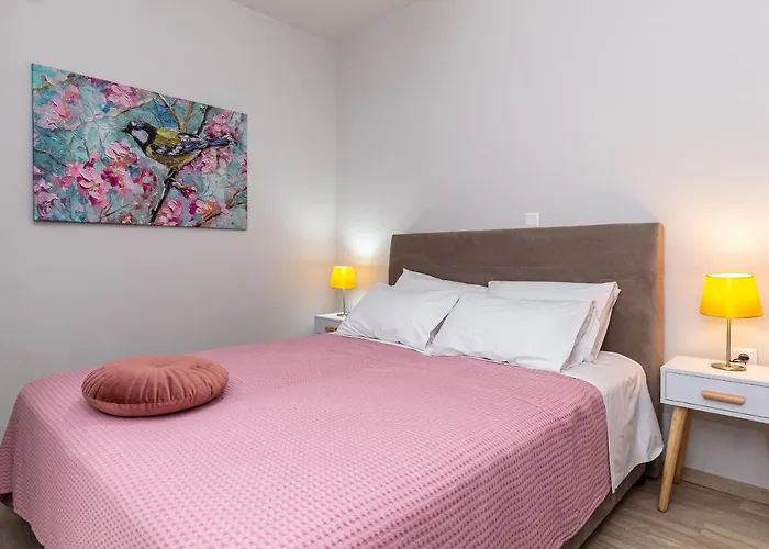 Nightingale & Corfu Gazátika