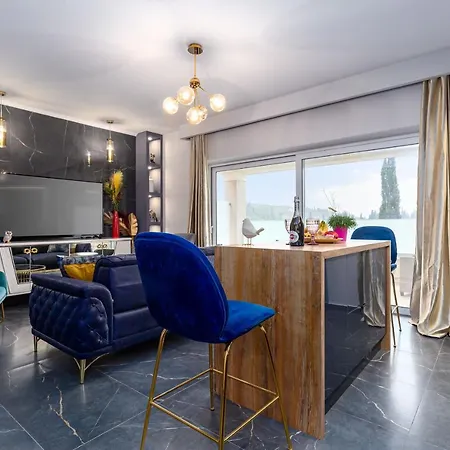 Nightingale & Corfu * Gazátika