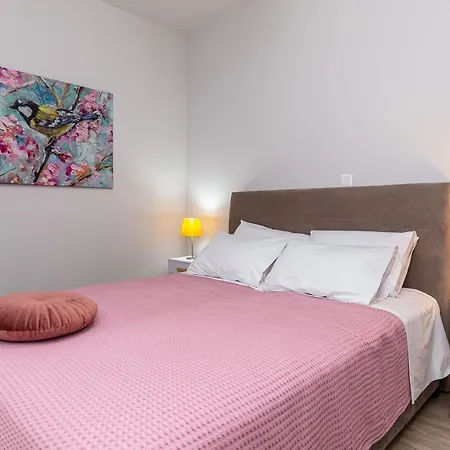 Nightingale & Corfu Gazátika